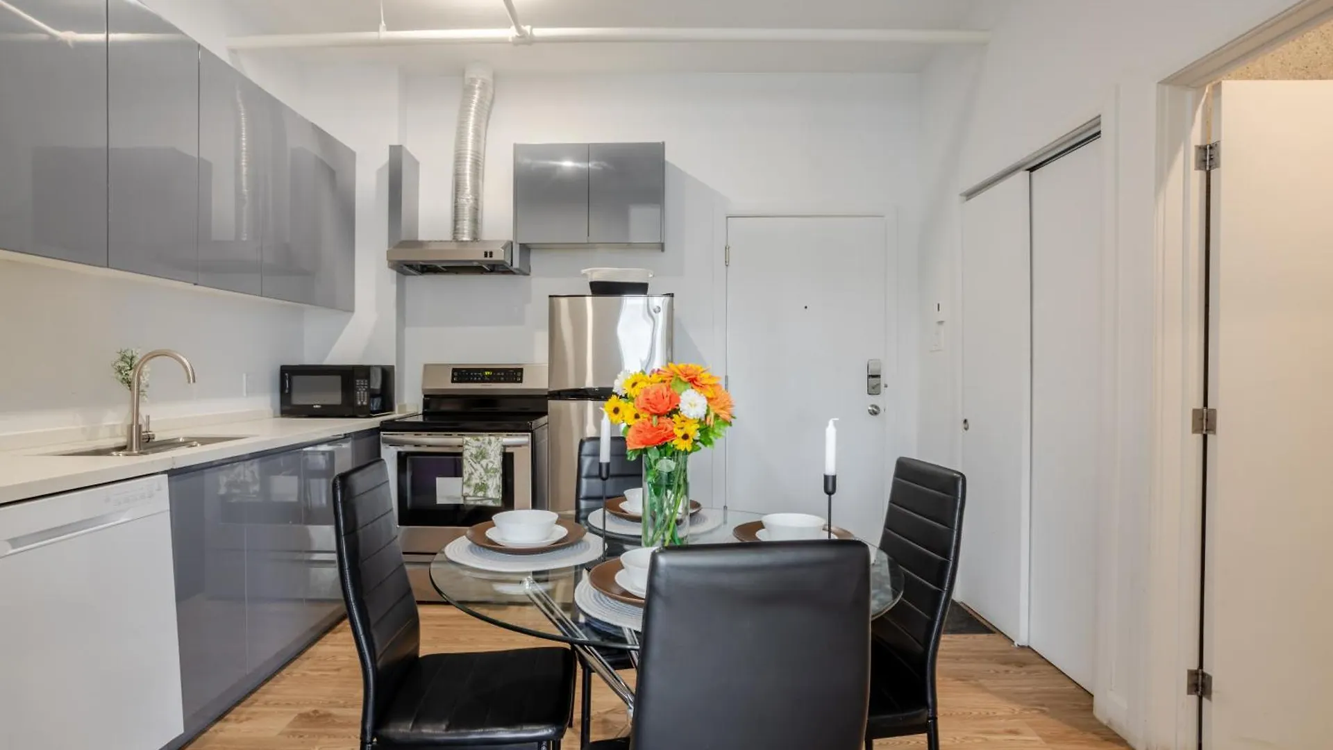 Lovely Loft With Views On Bishop - Mtl Montréal Apartment